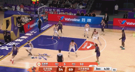 年轻人有气势！江林俊走底线加速突破 上演滑翔双手炸扣