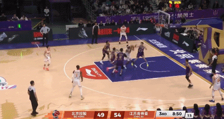 势不可挡！亨特中路切入起飞 迎着补防的孟子凯完成暴力劈扣