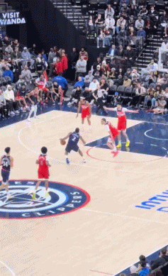 跟队友学的？小卡撤步三分点起防守 踩着三分线造犯规两罚全中