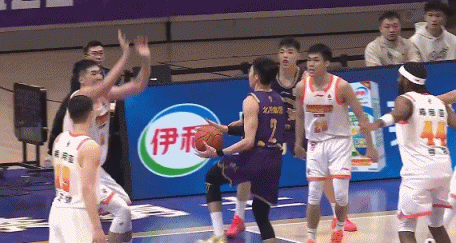 挨了个大帽！邹雨宸接廖三宁突分起身要扣 亨特补防生生将球帽掉