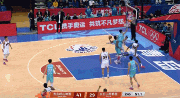 铆足了劲！米奇前场篮板面对阿普森直接单臂砸扣