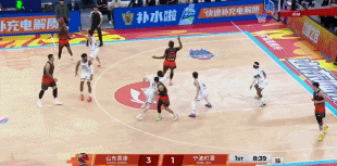 这个吸引力！克里斯篮下接球吸引包夹 助攻陶汉林扣空篮！