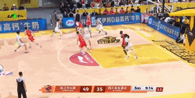 风驰电掣！广厦抢断反击 胡金秋助攻朱俊龙飞身暴扣