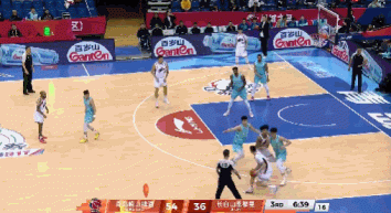 太不容易了！摩尔借掩护命中吉林首个三分球 此前10中0