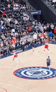 逐渐杀死悬念！小卡三分飚中重新领先15分 随后下场休息换哈登