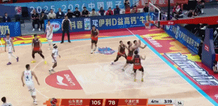 还秀一个！陈林坚反击三分线外虚晃直接突破 送潇洒单臂暴扣！