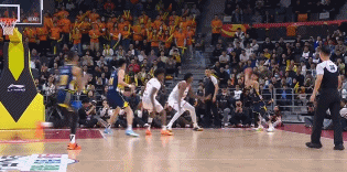 有些托大了！徐杰底角迎着怀特塞德投三分 被后者直接大帽拒绝