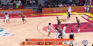 好残暴！王哲林扛着防守人上篮不中 张镇麟高高跃起双手暴力虐筐