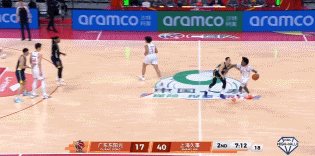 越战越酣！洛夫顿后撤步三分穿网而过 再助攻张镇麟打成2+1