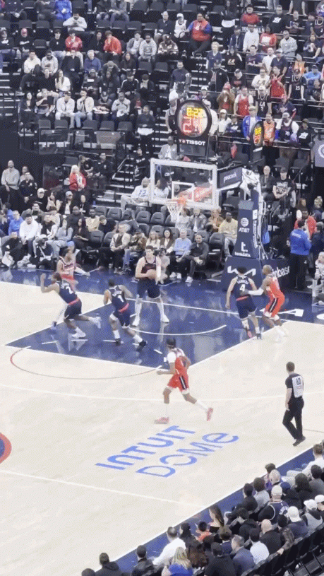 快速转换！哈登推反击不等队友身旁四人合围上篮得分