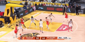 探囊取物！胡金秋转身摆脱防守上篮打中 率队将优势扩大到21分