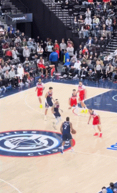 奇才全队不满！小卡跳起落地球还没出手 助攻巴图姆三分飚中