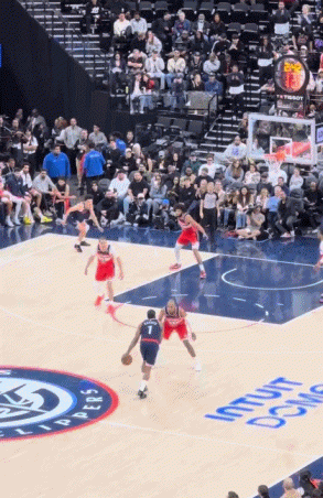 还得看卡子哥！哈登被包夹分球 伦纳德顶着防守命中第7记三分！