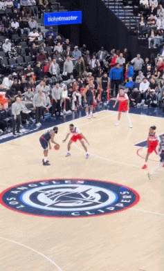 打破个人进球荒！哈登隐蔽假动作小拜佛过人 杀进内线抛投得分