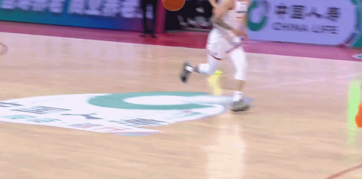 你到底咋了？胡明轩晃飞古德温空篮没进 杜锋立刻用徐杰将其换下