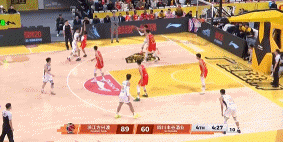 不容易！李玮颢强攻打中并造犯规 四川获得全队本场首次罚球机会