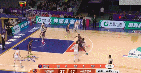 你还得再练练！庞峥麟中路突破左手上篮 廖三宁跟防直接大帽出界