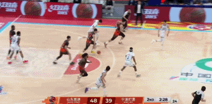 “对，就这么干！”谢智杰三分张手命中 邱彪指他&握拳鼓励庆祝