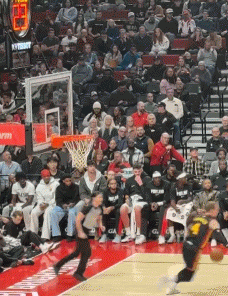 等待机会！杨瀚森坐在替补席第二排 密切关注场上局势