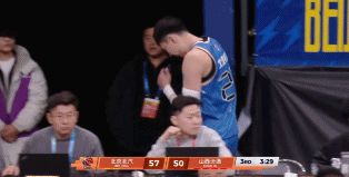 隐形眼镜打掉了？周琦捂着脸自己走回更衣室