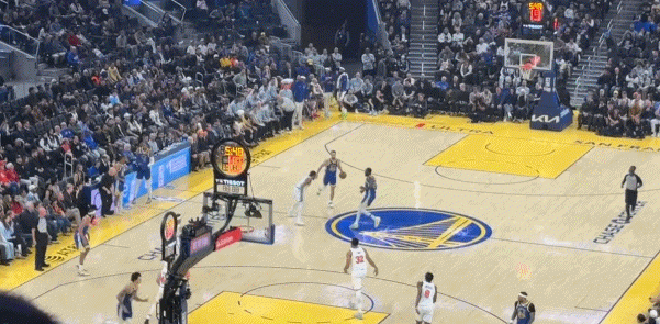 全场跟我嗨！库里突破过人一打三对抗上篮2+1 追梦高举双手庆祝