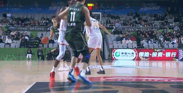 里突外投！郭昊文强攻打成2+1后三分也有 连得6分率队轰出11-0