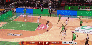 这也太强了！赵继伟弧顶胯下回拉命中三分&抢断上空篮打停新疆