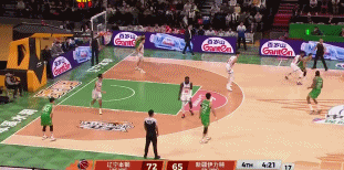 饿虎扑食！冯傲扑抢断球赵继伟 哈里斯反击双手暴扣