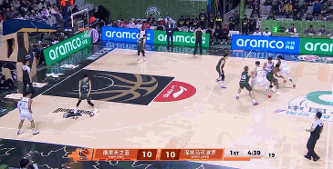 仙人指路！史密斯送击地妙传 周鹏接球轻松上篮