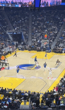 桑托斯和对手相撞受伤 两人搀扶之下返回更衣室治疗