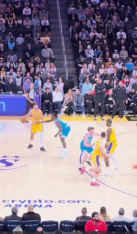 浑身都是假动作！东契奇小打大连续运球突破 点起防守打进2+1