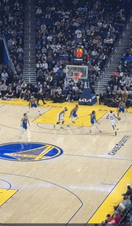 眼疾手快！巴特勒抢断全场奔袭 快攻对抗上篮打进