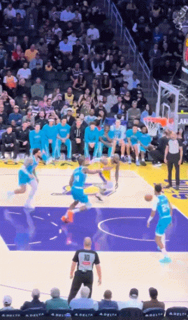 第一球就进！詹姆斯接拉拉维亚传球 底角三分飚射命中