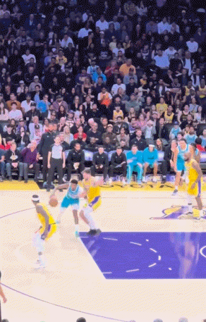 这都什么防守？克尼佩尔强突范德比尔特 轻松左手上篮！