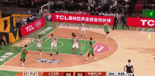 丝毫不犹豫！赵继伟弧顶接球迎着防守命中加长三分球