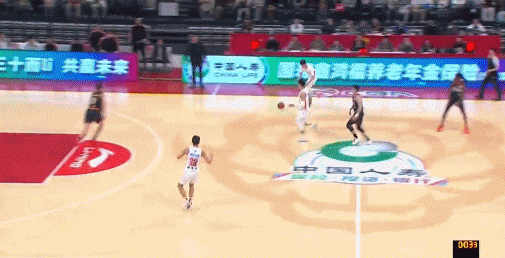 可惜啦！杨阿力上篮不中&邹阳左手点进 慢放先超时不算！