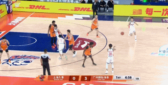 迟迟打不开局面！上海开场四分多钟不得分 广州三记三分球9-0打停