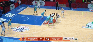 一马当先！青岛抢断反击 段昂君接球面对空篮起飞单臂暴扣