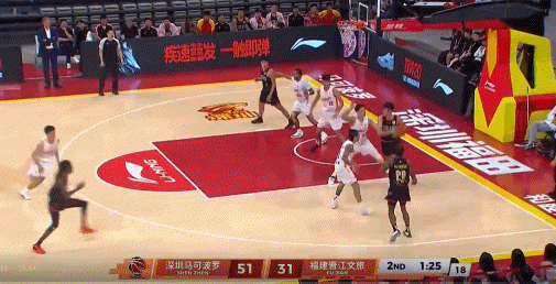 这也太强了！深圳外援史密斯空切对抗 滞空超级拉杆上篮命中！