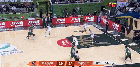 还真就进了！郭昊文压时间突破挂着防守高抛出手打板打成2+1