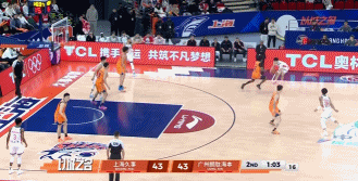 追分太快了！洛夫顿篮下强碾得分追平 上海首节最多落后15分
