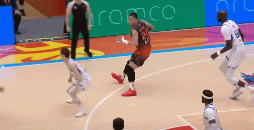 终于拿到首分！陶汉林掩护后下顺 接球对抗高难度上篮2+1！