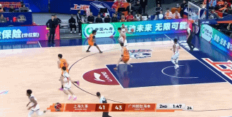 这还是自家筐吗？张镇麟反抢空篮不中 李弘权补篮又被帽