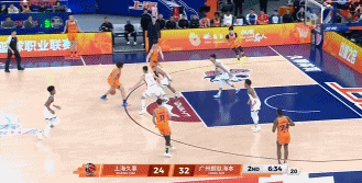 终于开了！偰李永炜底角命中上海首个三分打停广州 分差仅剩5分