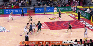 这都没角度了吧！摩尔突破躲着萨林杰封盖从后者腋下高难度打进