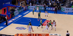 这球传得不错！加尼尤顺下接球妙传 斯佩尔曼吃饼扣篮！