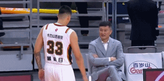 多年师徒！曾繁日主动上前与杜锋打招呼 后者起身握手交流