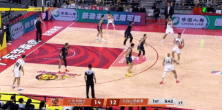 被过了也不怕！威尔逊过掉萨林杰单臂欲扣被后者直接帽翻在地