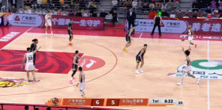 遮天蔽日！曾繁日抢到前场板给出来 姜伟泽突破被张文逸大帽扇出