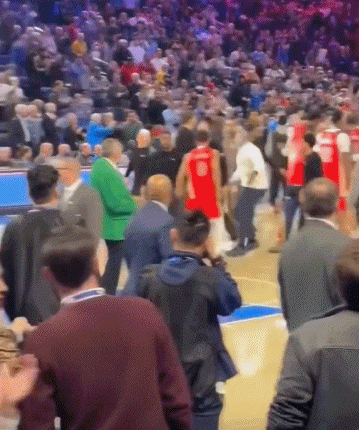 哥们冷静！费尔斯冲突后试图冲锋被拦 被一路护送回更衣室